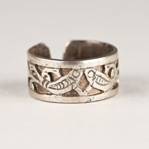 Antico anello a fascia in argento proveniente dalla Tunisia, decorato con pesci e motivi geometrici in rilievo, con splendida patina antica