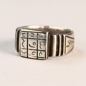 Antico anello talismano berbero in argento dal Marocco, inciso con numeri, lettere arabe e simboli. Conosciuto come anello “criptico”, veniva indossato come segno di alleanza tribale o legami matrimoniali.