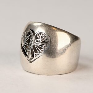 Anello berbero a fascia in argento con decorazione in filigrana a forma di cuore sulla parte anteriore.