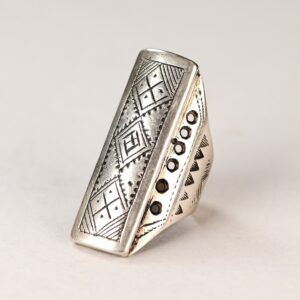 Antico anello tuareg in argento con traforo ai lati e incisioni geometriche al centro.