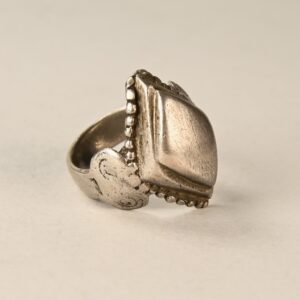 Antico anello Fulani in argento massiccio, finemente decorato con granulazioni e incisioni, gioiello etnico dei Peul dell’Africa occidentale, Mauritania e Camerun