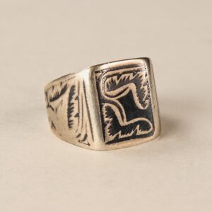 Antico anello afghano in argento decorato a niello con motivi floreali sulla montatura, gioiello etnico tradizionale con parte frontale alta 1,5 cm.