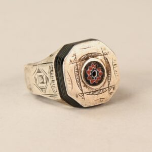 Anello berbero in argento con murrina veneziana antica, decorato con micro intarsi di legno e smalto, e motivi incisi a mano sulla fascia. Gioiello etnico artigianale di tradizione berbera.