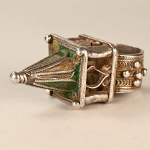 Antico anello per capelli in argento massiccio con smalti verde intenso e giallo scuro, residui di smalto sulla parte inferiore, utilizzabile anche come anello da dito