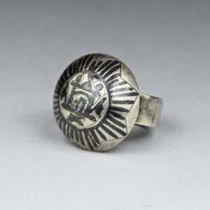 Anello antico in argento afghano con raffinato niello inciso raffigurante una moschea, patina autentica