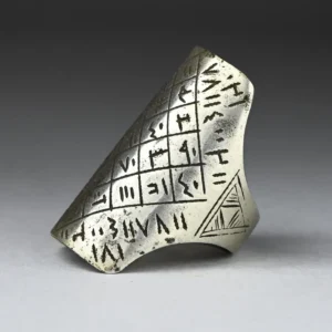 ntico anello talismano in argento inciso con numeri e lettere arabe, noto come anello “criptico”.