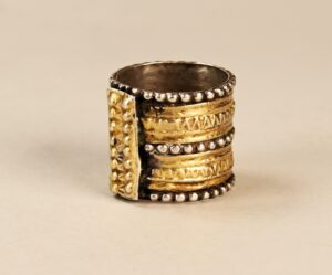 Antico anello omanita da pollice “Gabira” in argento con fascia alta 1,9 cm, decorata con linee orizzontali e granulazioni in rilievo, con fascia verticale centrale tipica dell’artigianato tradizionale dell’Oman.